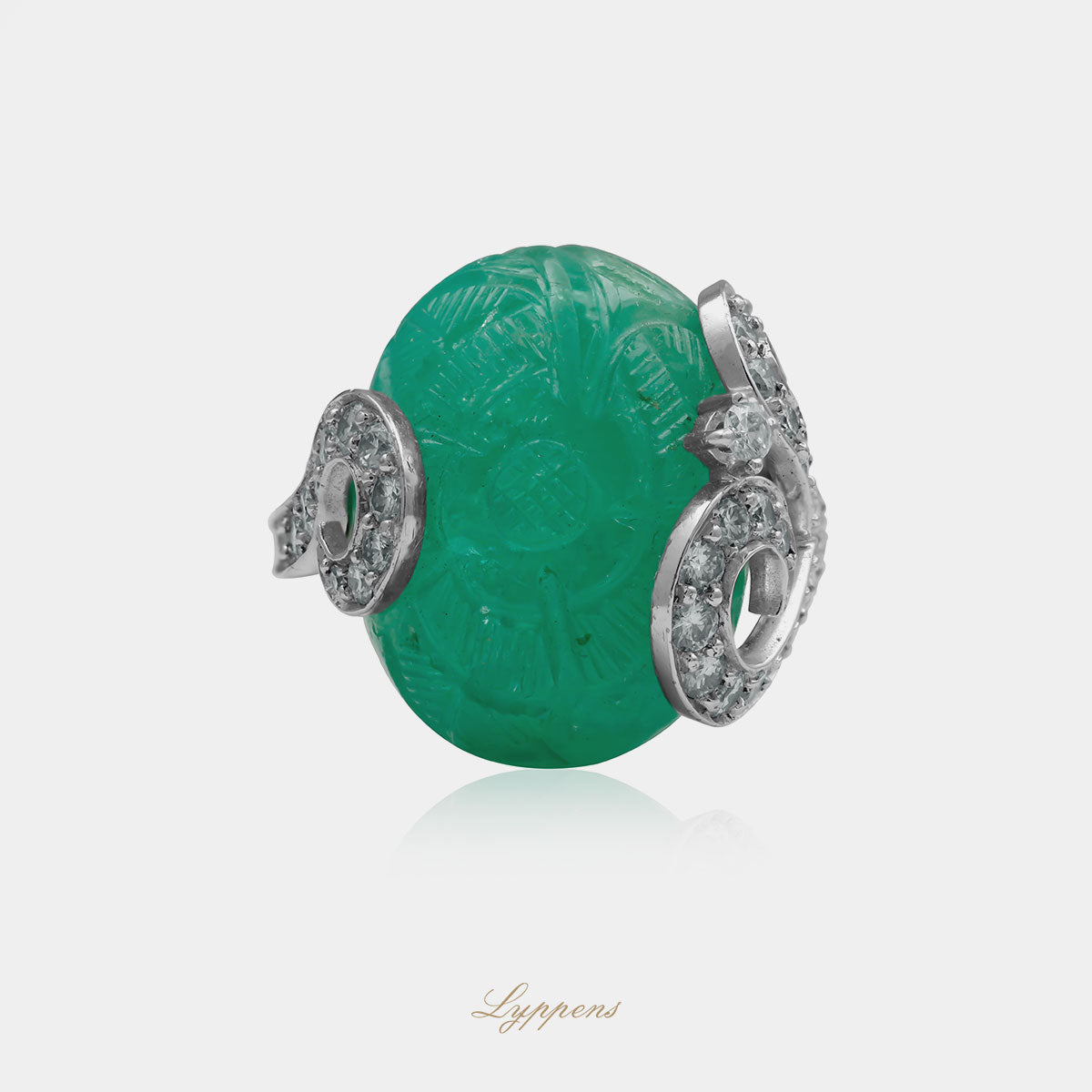 White gold vintage ring with emerald and diamonds