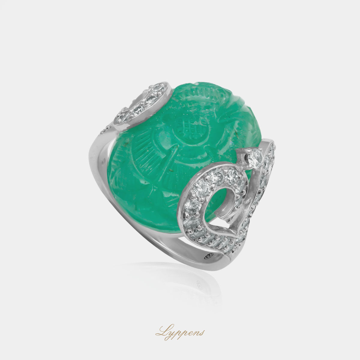 White gold vintage ring with emerald and diamonds