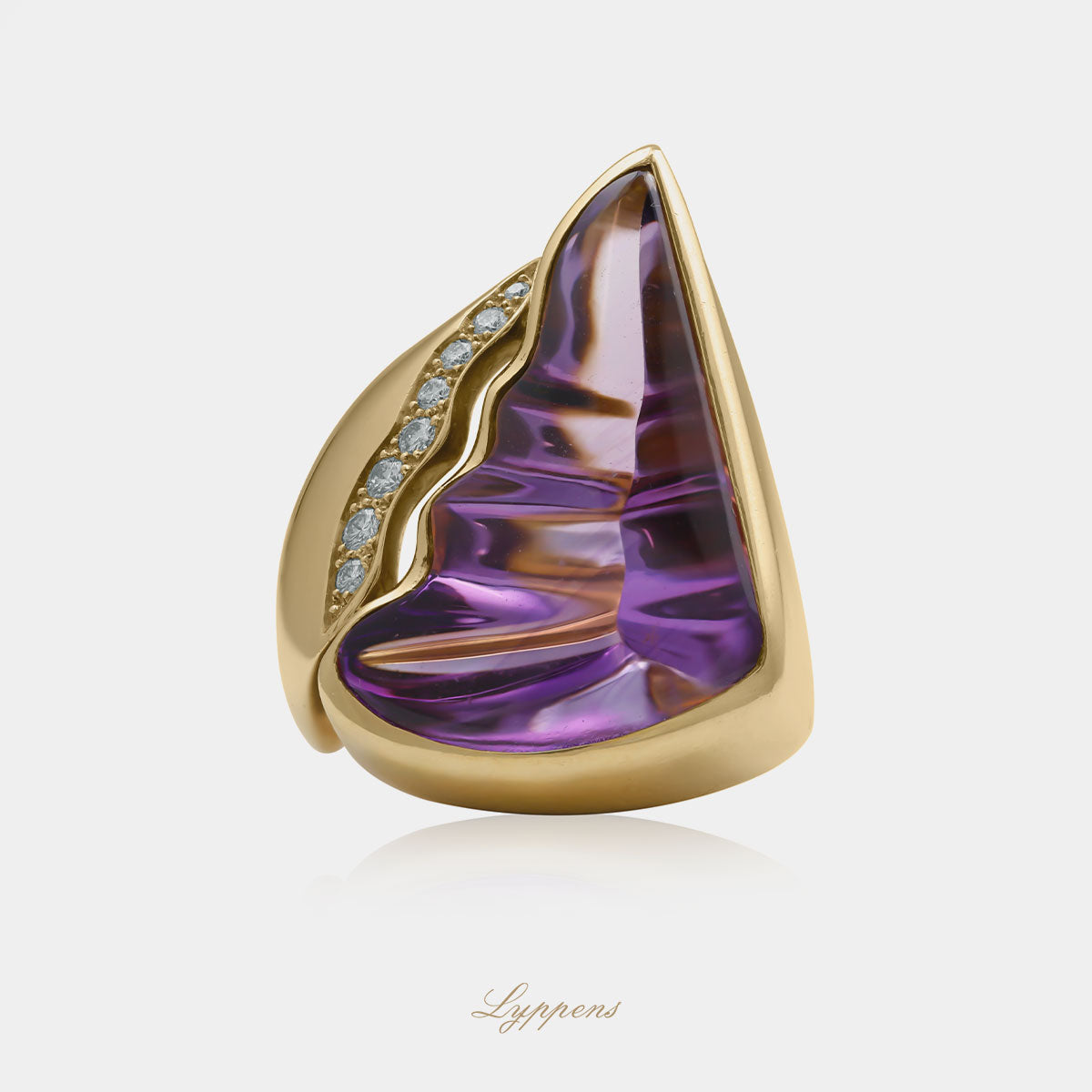 Yellow gold vintage ring with amethyst and diamonds
