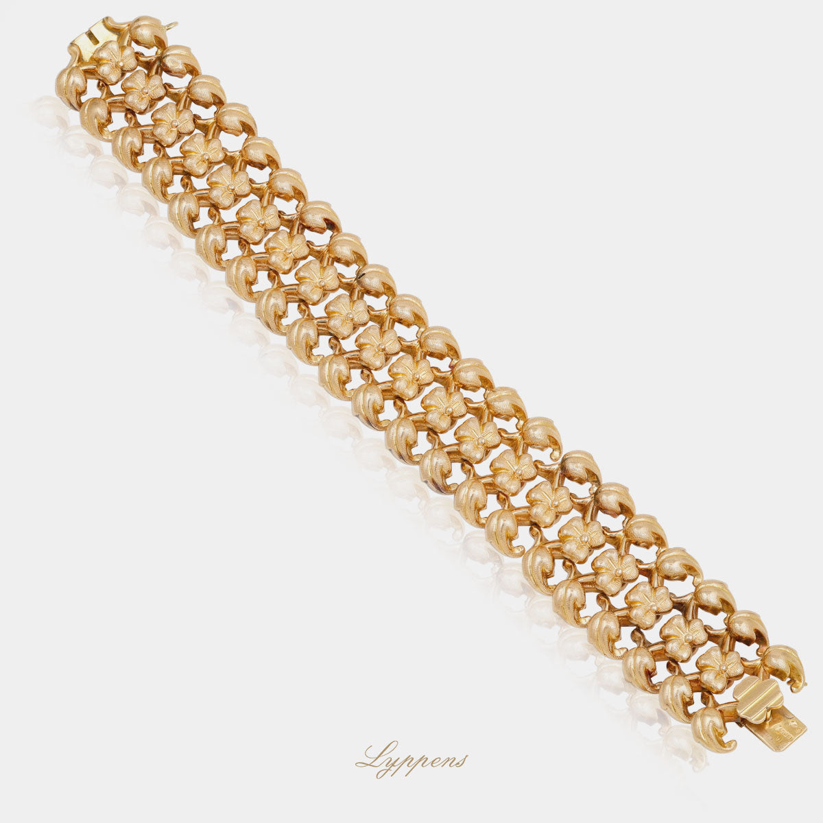 Vintage roségouden armband uit de jaren ’50 met gematteerd 14kt goud en decoratief bloem- en bladpatroon.