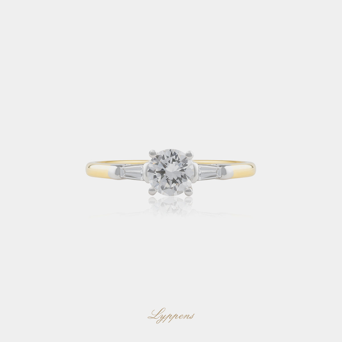 18kt geel- en witgouden ring met HRD-gecertificeerde briljant geslepen diamant van 0.79ct D VVS1 en tapered baguette diamanten van ca. 0.14ct F VS