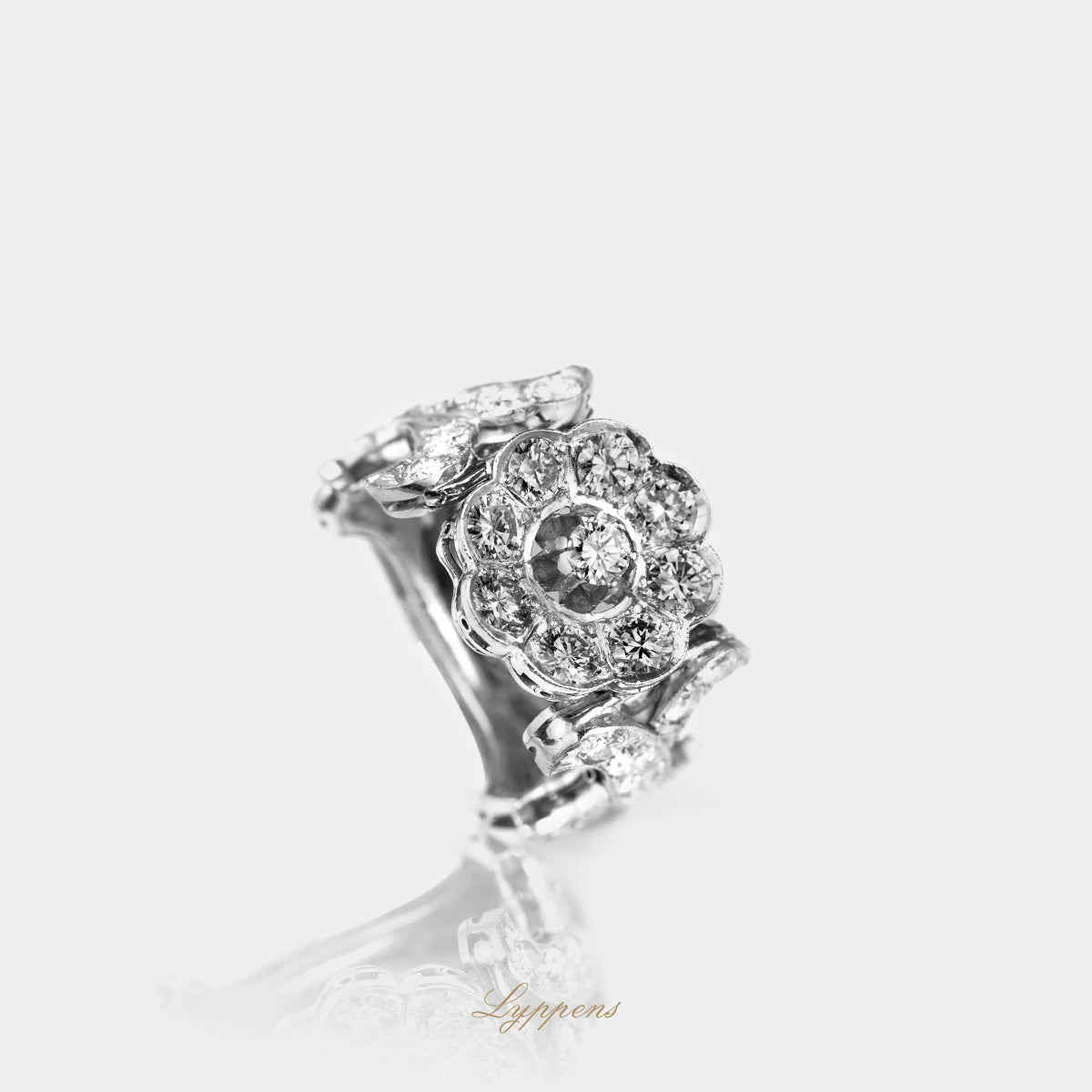 Witgouden vintage bloem vormige ring gezet met briljant geslepen ring.