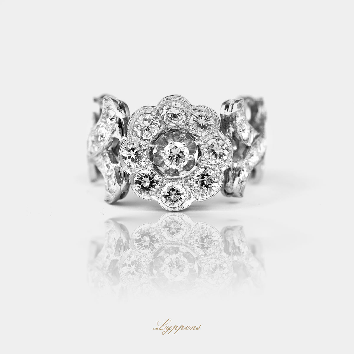 Witgouden vintage bloem vormige ring gezet met briljant geslepen ring.