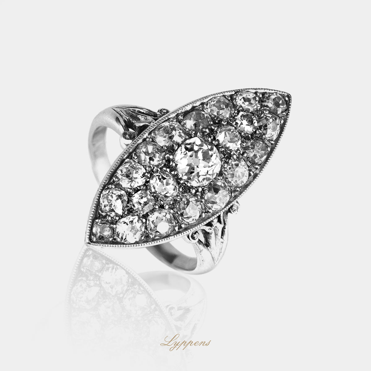 Staande witgouden navette vormige Art Deco ring gezet met oud briljant geslepen diamant van ca. 2.80ct.