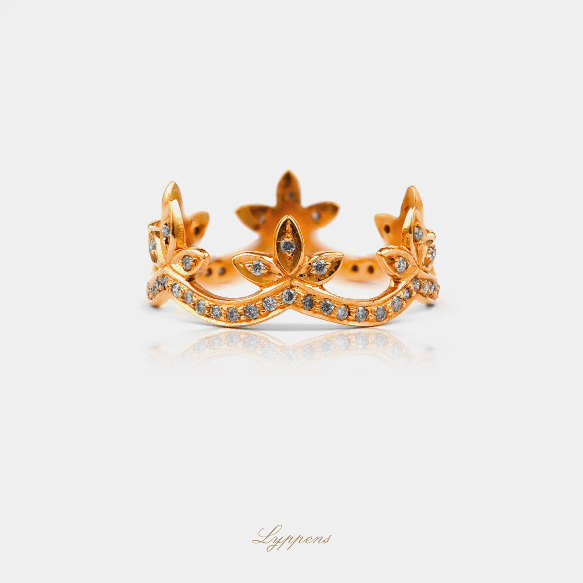 Liggende vintage ring in de vorm van een kroon en gezet met briljant geslepen diamant.