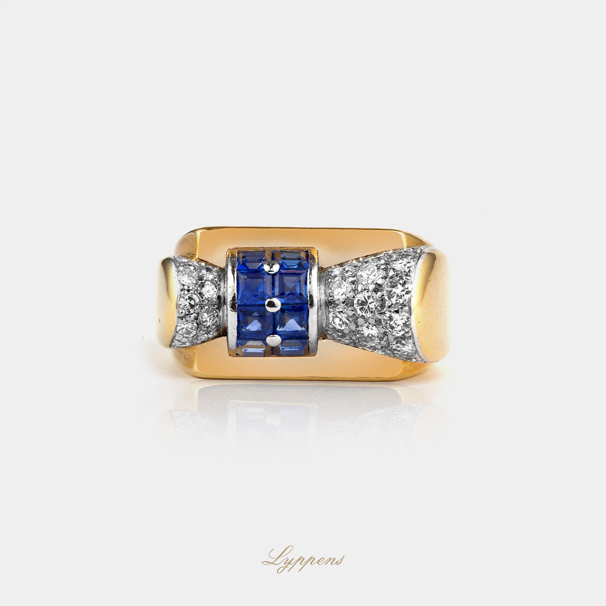 Geelgouden vintage jaren '50 ring in het midden gezet met carre geslepen saffier en briljant geslepen diamant.