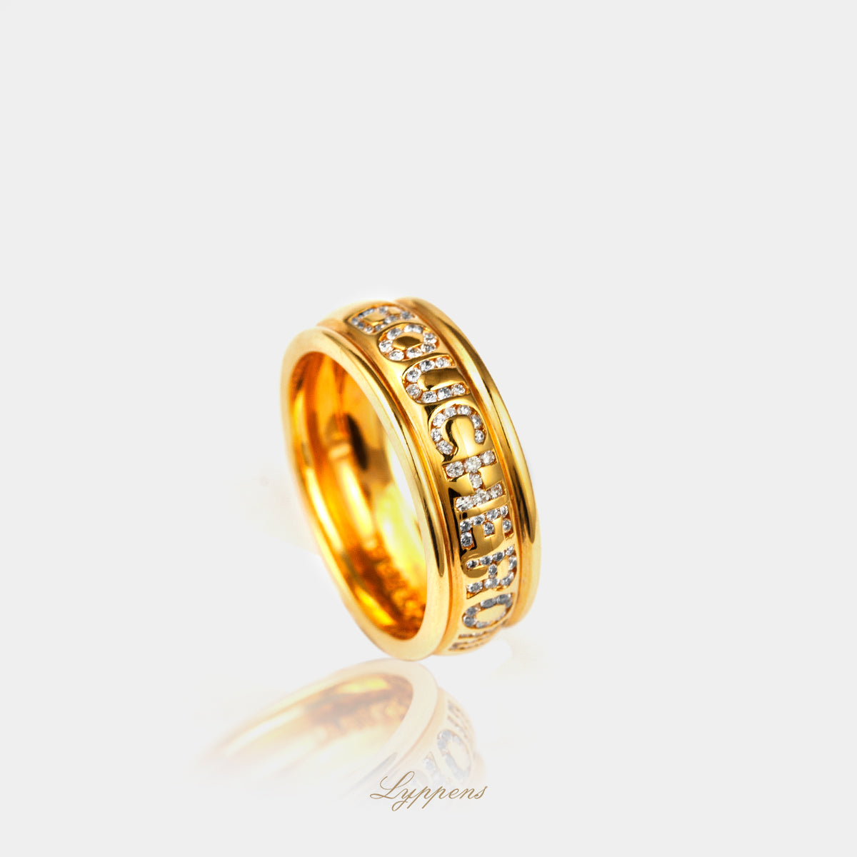 staande geelgouden boucheron ring, de naam boucheron is in de ring ingelegd met briljant geslepen diamant 