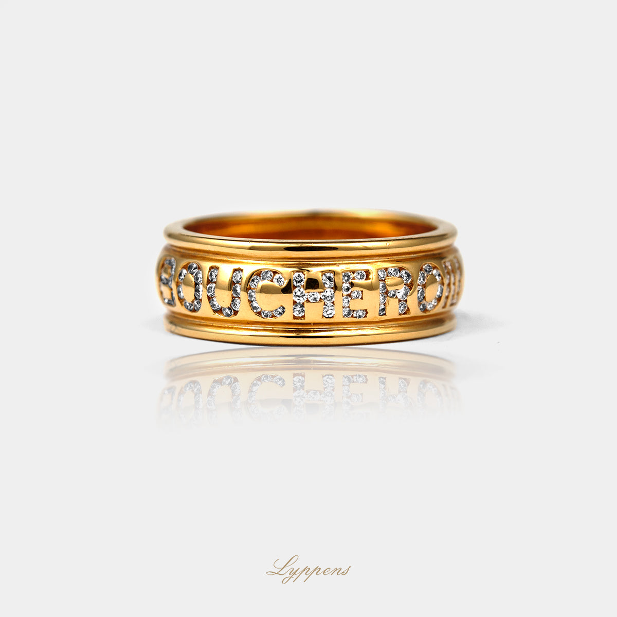 Liggende geelgouden boucheron ring, de naam boucheron is in de ring ingelegd met briljant geslepen diamant 