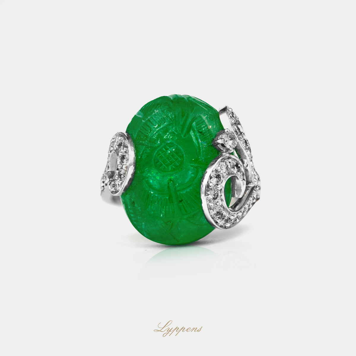 liggende witgouden vintage ring met een versierde groene jade en briljant geslepen diamant