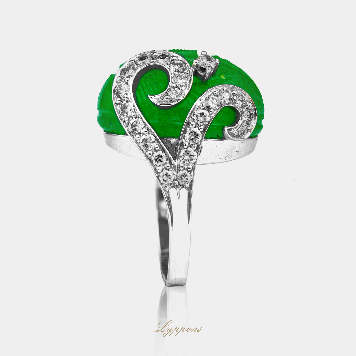 Zijaanzicht van een vintage ring met groene jade en briljant diamant