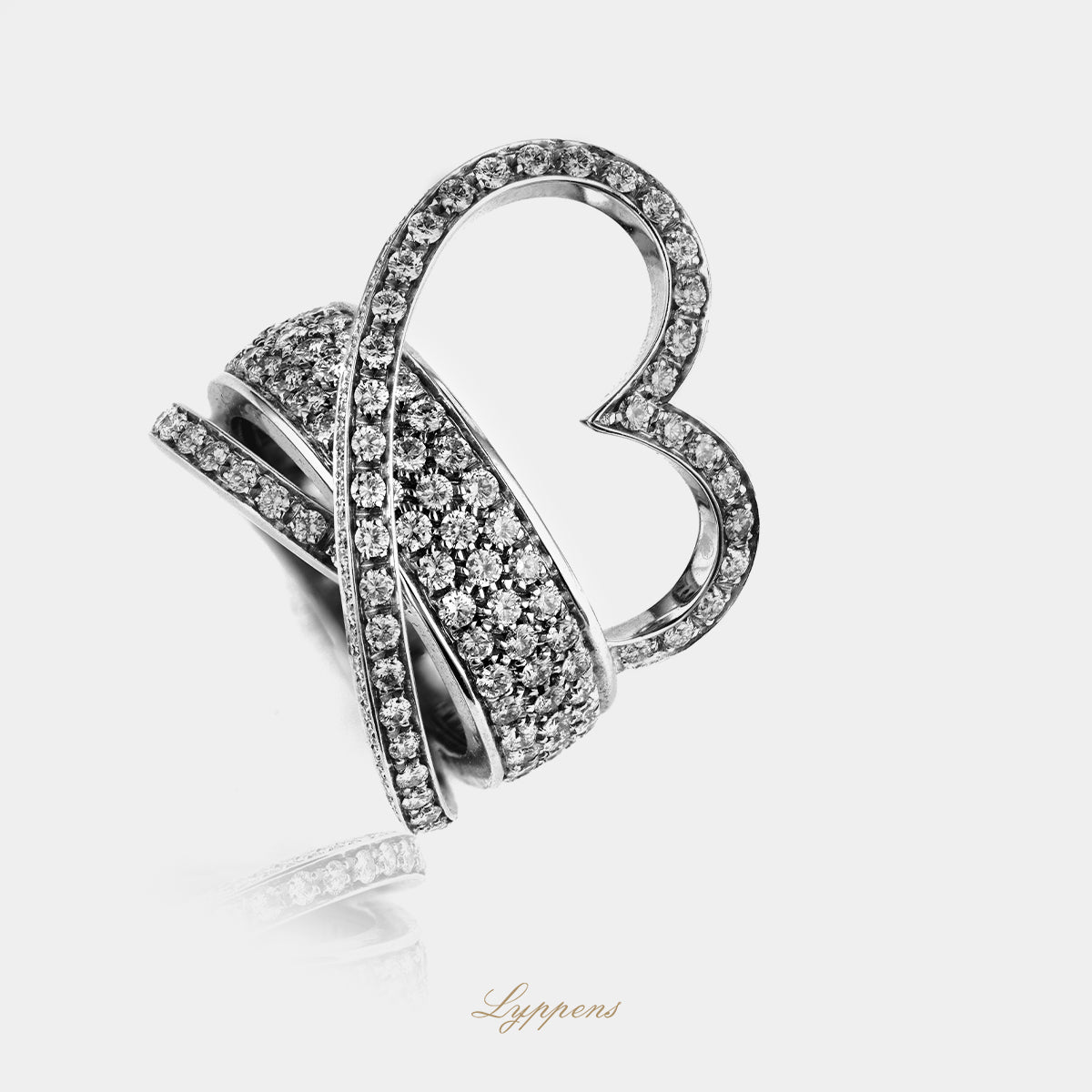 Staande witgouden hartvormige ring pave gezet met briljant geslepen diamant.